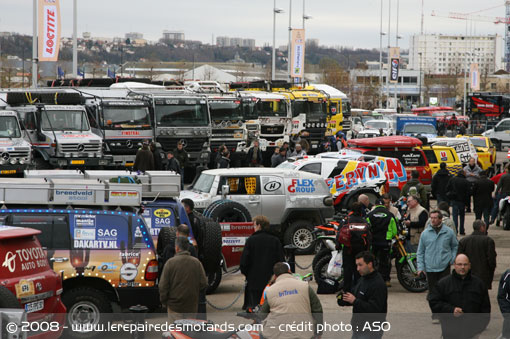 Véhicules Dakar 2009 sur la quai au Havre