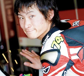 Le jeune pilote japonais Shoya Tomizawa a succombé à ses blessures aujourd&#39;hui après sa terrible chute intervenue lors de la course de Moto2 du Grand Prix ... - motogp-deces-shoya-tomizawa_hd