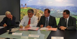Lorraine Chenot, Pascal Terrasse, Amaury de Saint Quentin et Jacques Bolle lors de la signature du protocole