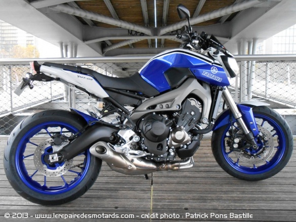 Yamaha MT-09 White and Blue Racing