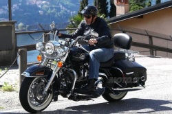 George Clooney en moto (c) Moto.it