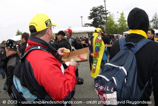 T-shirts, casquettes, écharpes, drapeau ... Rossi est partout au Mans