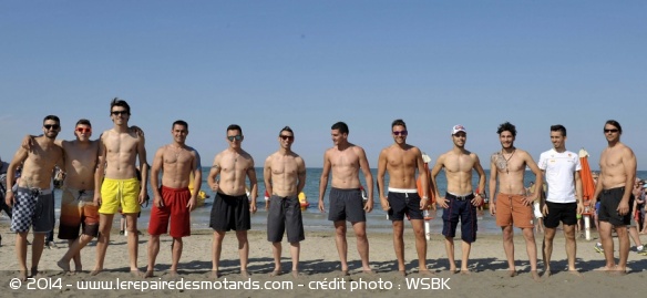 Les pilotes WSBK en maillot à la plage