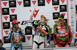 Guy Martin, Michael Dunlop et Conor Cummins sur le podium du TT Superbike - crédit photo : IOMTT