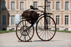 Le vélocipède à vapeur de 1870 - crédit photo : CG92/Olivier Ravoire