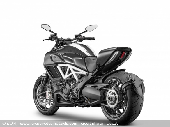 http://www.lerepairedesmotards.com/img/actu/2014/nouveaute/ducati-diavel-arriere.jpg