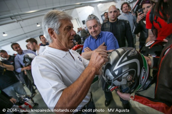 Giacomo Agostini se prête au jeu des dédicaces