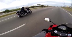Vidéo : Un motard et un policier font la course