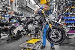 La S1000XR sur les chaînes de production de l'usine de Berlin - crédit photo : BMW
