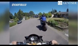 Un motard coince un voleur de moto