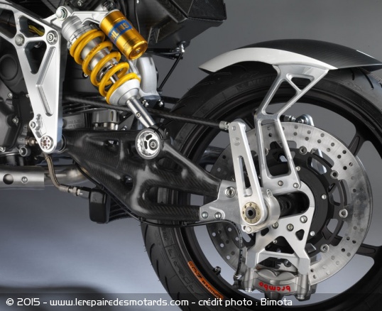 Les bras oscillants en carbone permettent de gérer la hauteur de la moto sur +/- 23mm