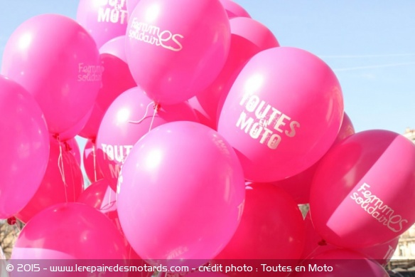 Les ballons roses, symbole du rassemblement