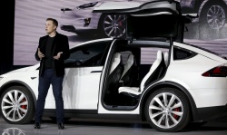 Accident d'une Tesla : accroc pour la voiture autonome
