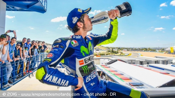 Rossi boit la coupe de sa victoire à Jerez