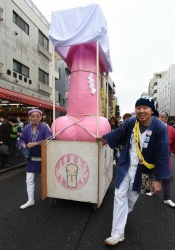 Défilé des pénis géants à Kawasaki
