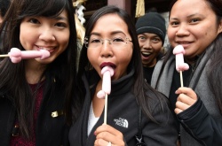 Des sucettes en forme de pénis à Kawasaki au Japon