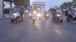 A poil en scooter sur les Champs-Elysées pour un pari