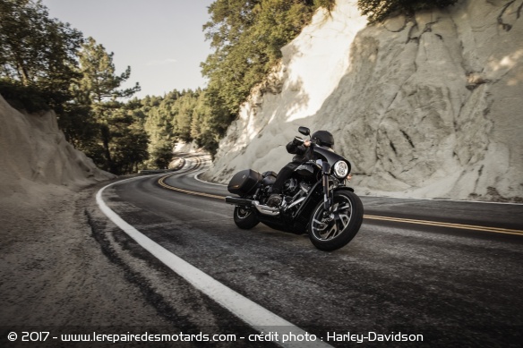 Harley-Davidson Sport Glide 107 en virage
