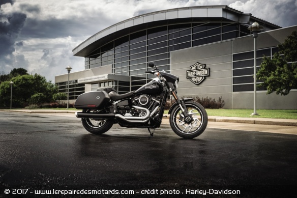 Harley-Davidson Sport Glide 107 en statique