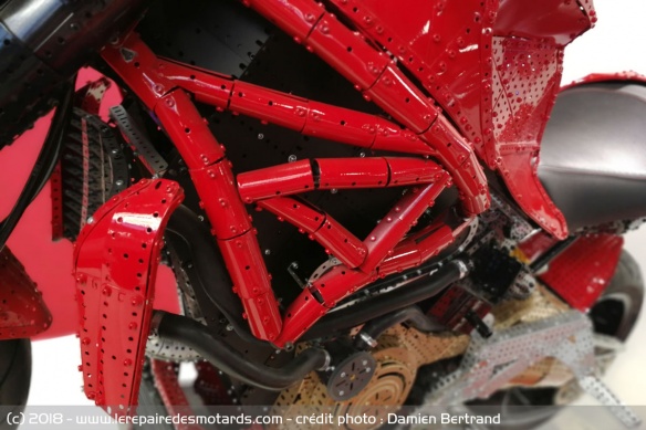 Le cadre tubulaire de la Ducati Monster 1200 en Meccano