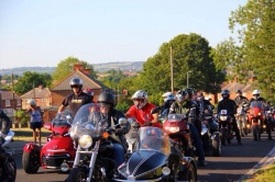 127 motards escortent une adolescente harcelée - crédit photo : NEBAB UK/Facebook