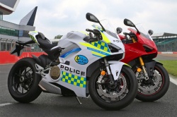 La police britannique en Ducati Panigale V4 - crédit photo : DR
