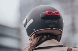 Le feu connecté Cosmo Moto s'adapte à tous les types de casques
