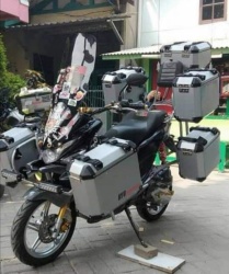 Equipement et bagagerie moto avec valises latérales multiples
