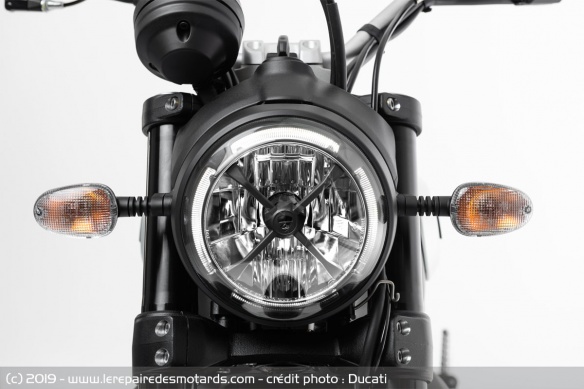 Le phare de la Ducati Scrambler Icon Dark