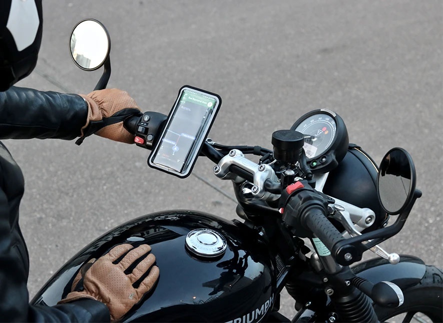 Un support magnétique de téléphone pour moto