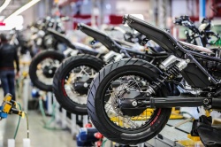La ligne de production de la Moto Guzzi V85 TT - Crédit photo : Piaggio Gruppo