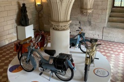 La moto s'invite au château - Crédit photo : Donjon de Vez