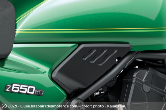 Caches latéraux de la Kawasaki Z650 RS