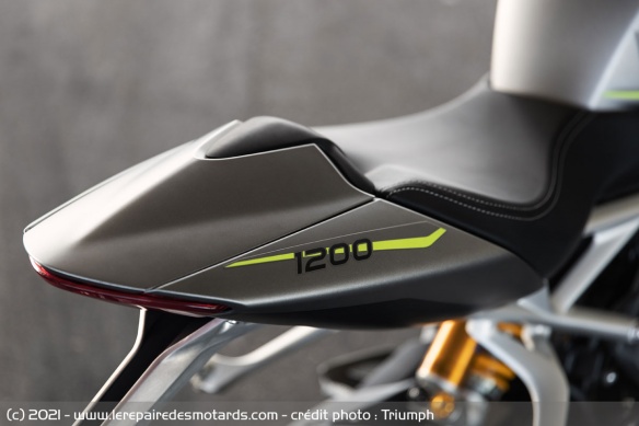 La Speed Triple RS équipée de son capot de selle assorti