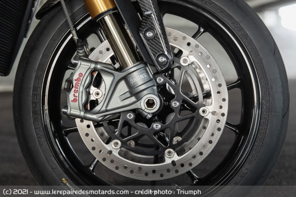 Le freinage est assuré par des étriers Brembo Stylema