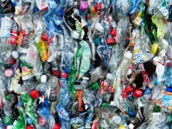 Les déchets plastiques transformés en kérosène - Crédit photo : Hans Braxmeier / Pixabay