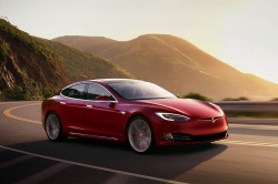 Les véhicules autonomes entrent au Code de la route - Crédit photo : Tesla