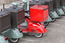 Paris parque les livreurs à scooter - Crédit : maxxyustas/Envato