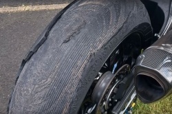 Dunlop échappe à la chute après l'explosion de son pneu arrière