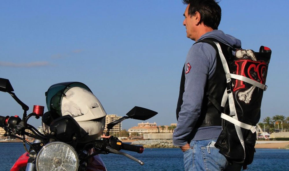 Rouler à moto avec un sac à dos 