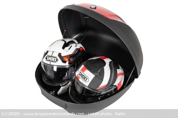 Le top-case permet de ranger deux casques