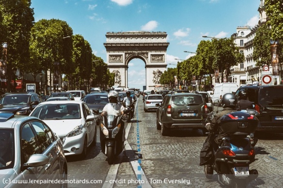 Des Parisiens veulent interdire motos et scooters