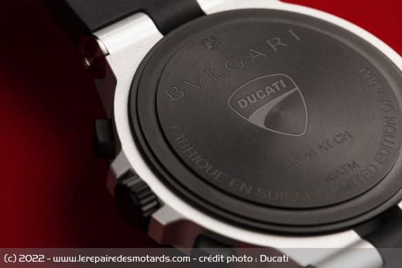 El fondo de caja de titanio está decorado con el logotipo de Ducati.