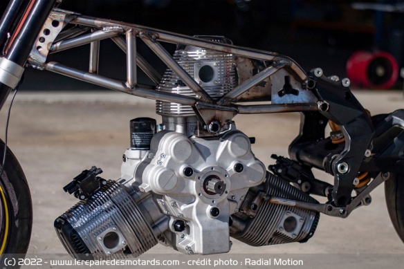 Le moteur radial de 2.100 cm3 délivre jusque 240 chevaux dans cette configuration