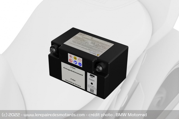La sportive reçoit la batterie M en série
