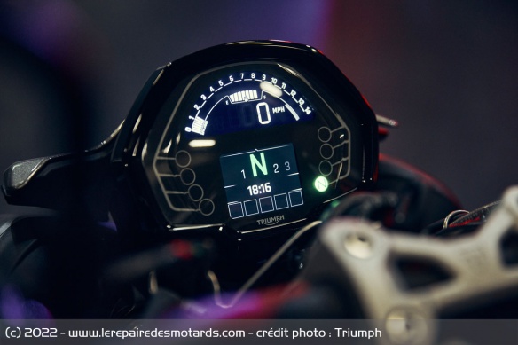 Le compteur TFT de la Triumph Street Triple 765 R