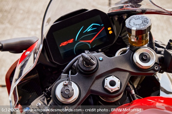 La S 1000 RR intègre également de nouvelles assistances