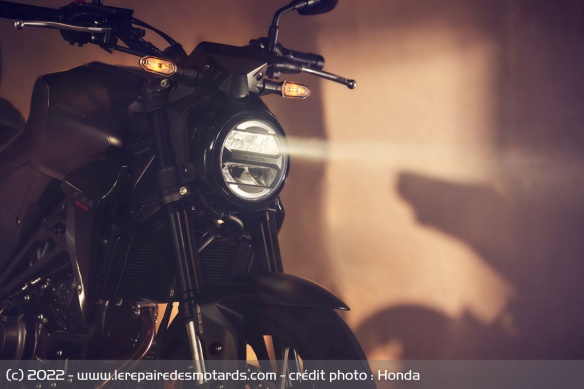 La CB300R se dote d'une nouvelle fourche Showa