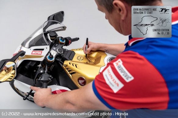 Chaque moto est signée de la main de la légende britannique des courses sur route Chaque moto est signée de la main de la légende britannique des courses sur route