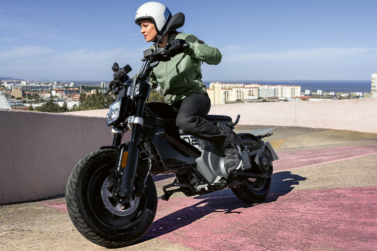 BMW dévoile son Concept CE 02 ; une mini-moto éléctrique pour les grands  enfants de la ville ?